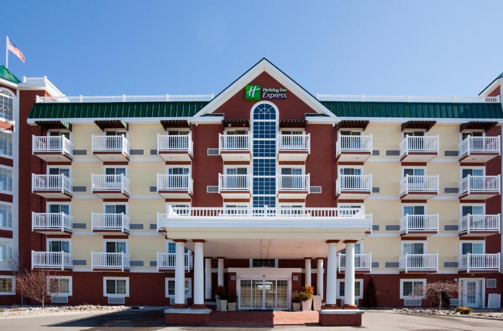 Petoskey Hotel | Holiday Inn Express Hotel & Suites Petoskey by IHG