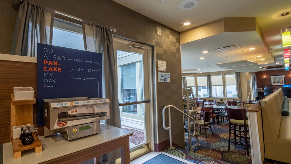 South Hills Hotel | Holiday Inn Express Hotel & Suites Pittsburgh Airport by IHG