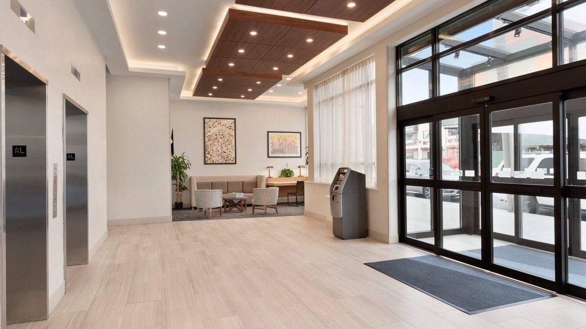 Queens Hotel | Holiday Inn Express Jamaica - JFK AirTrain - NYC by IHG