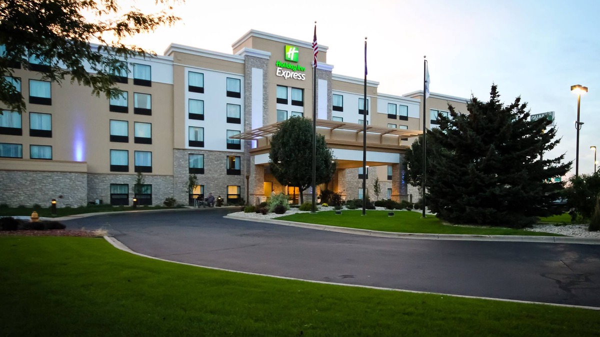 Janesville Hotel | Holiday Inn Express Janesville - I-90 & US Hwy 14 by IHG
