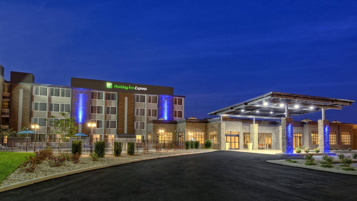 Hayfield Dundee Hotel | Holiday Inn Express Louisville Airport Expo Center by IHG