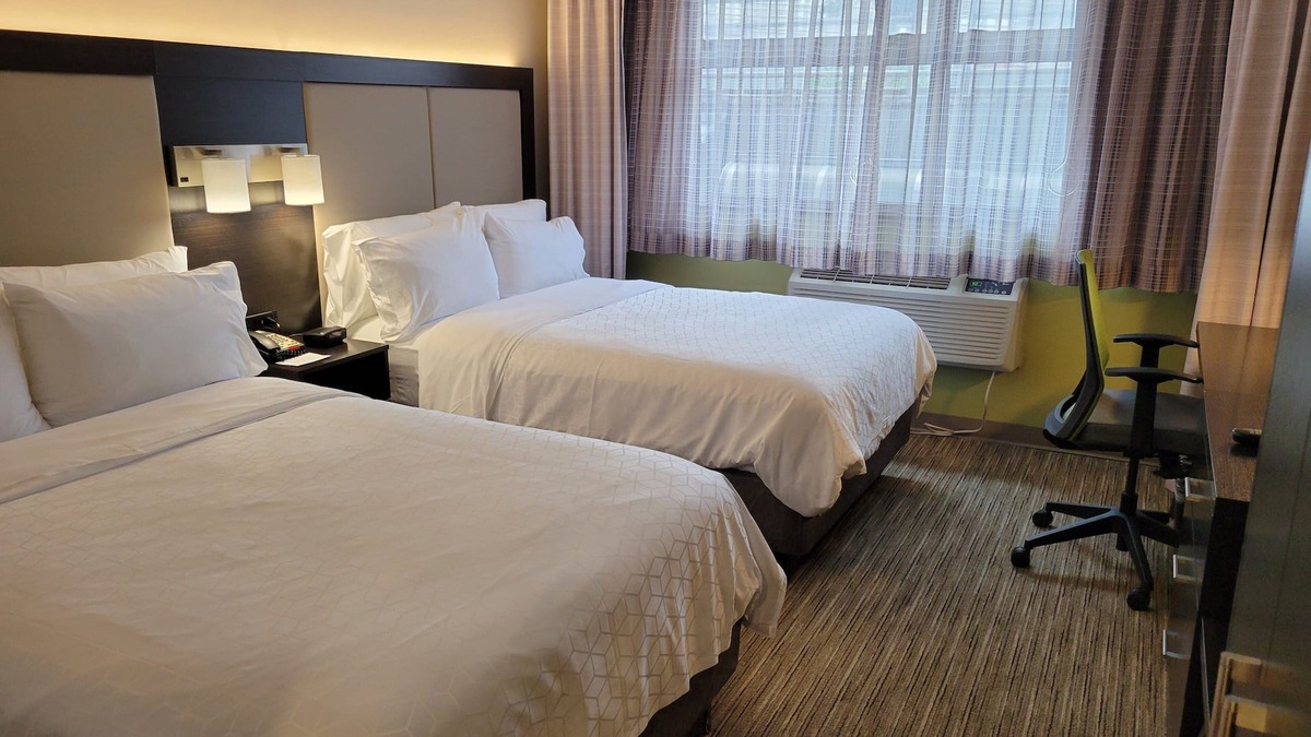 Queens Hotel | Holiday Inn Express Maspeth by IHG