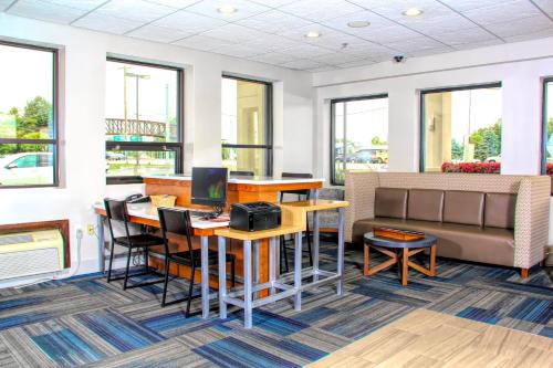 North Greece Hotel | Holiday Inn Express Rochester - Greece by IHG