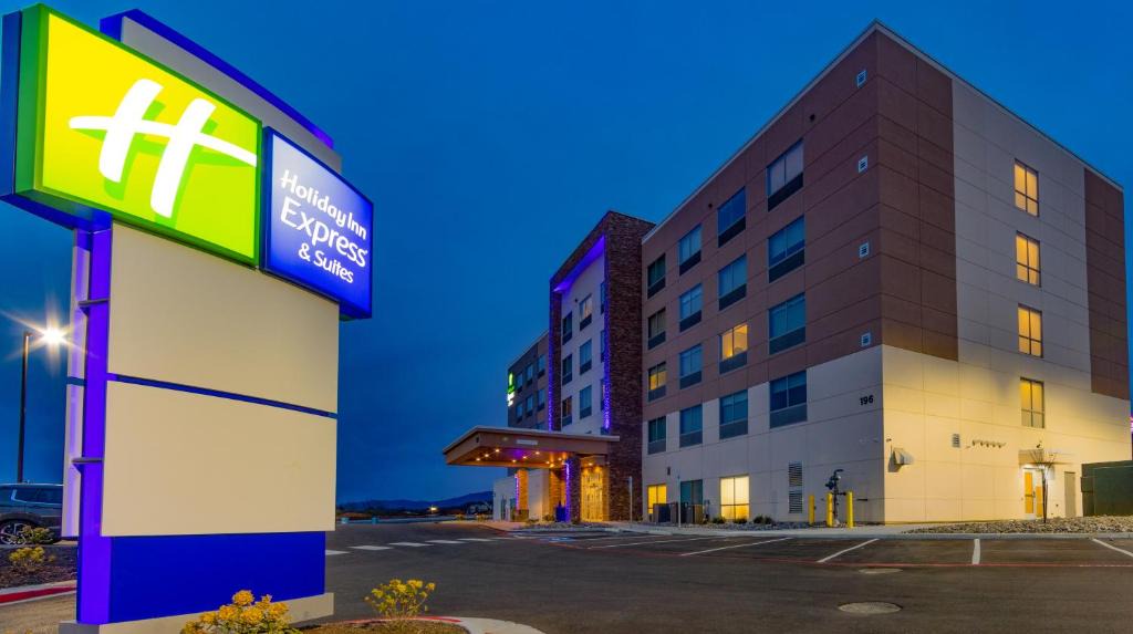 Harrisonburg Hotel | Holiday Inn Express & Suites - Harrisonburg University Area by IHG