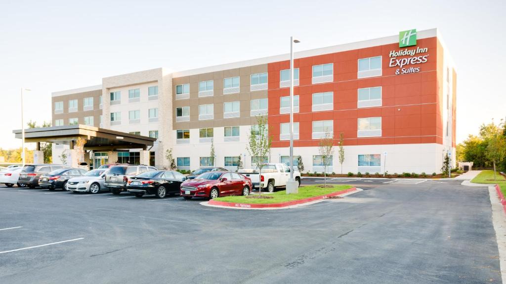 Russellville Hotel | Holiday Inn Express & Suites Russellville by IHG