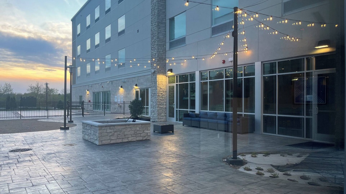 Schaumburg Hotel | Holiday Inn Express & Suites Chicago Schaumburg by IHG