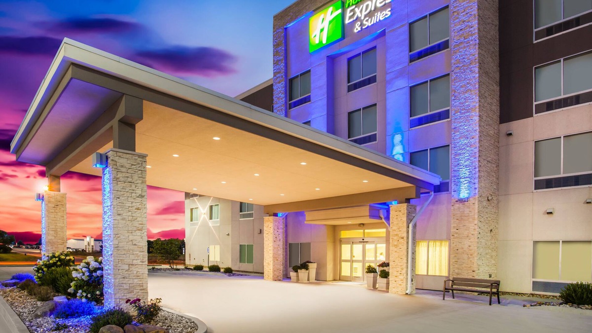 Litchfield Hotel | Holiday Inn Express & Suites Litchfield West by IHG
