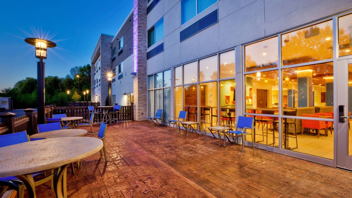 New Castle Hotel | Holiday Inn Express & Suites New Castle by IHG