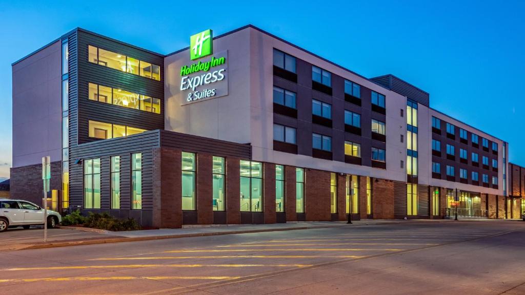 Platteville Hotel | Holiday Inn Express & Suites Platteville by IHG
