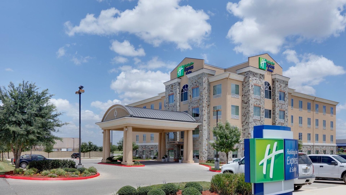 Brooks City Base Hotel | Holiday Inn Express & Suites San Antonio - Brooks City Base by IHG
