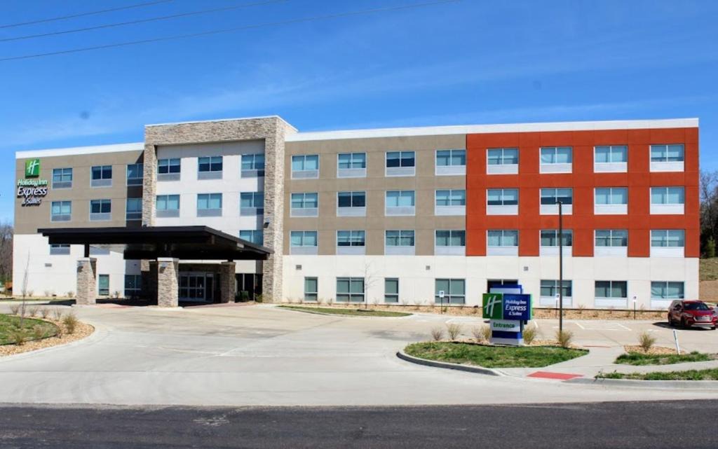 Warrensburg Hotel | Holiday Inn Express & Suites Warrensburg North by IHG