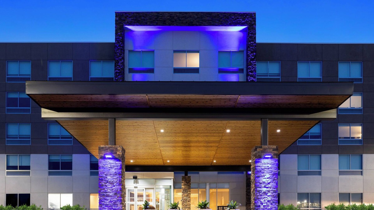 Waynesboro Hotel | Holiday Inn Express & Suites Waynesboro East by IHG