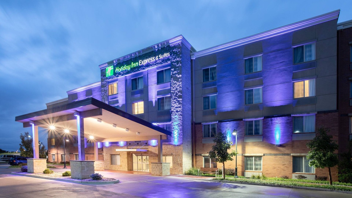 Manhattan Hotel | Holiday Inn Express & Suites Manhattan by IHG