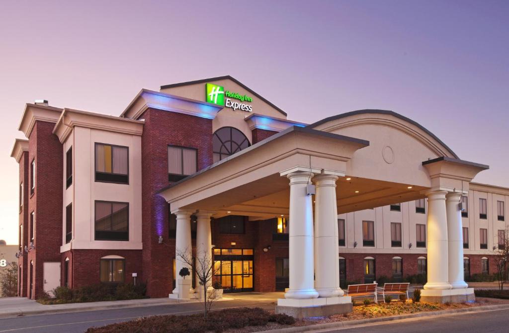 Pine Bluff Hotel | Holiday Inn Express & Suites Pine Bluff/Pines Mall by IHG