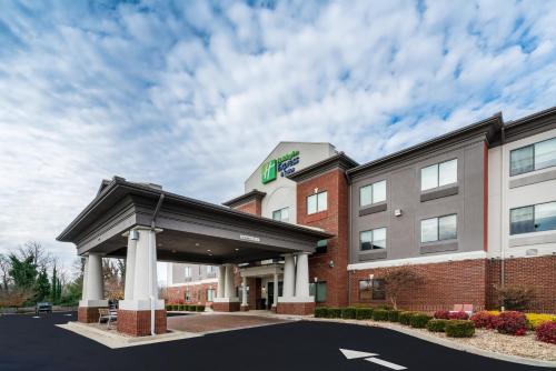 Rocky Mount Hotel | Holiday Inn Express & Suites Rocky Mount Smith Mountain Lake by IHG