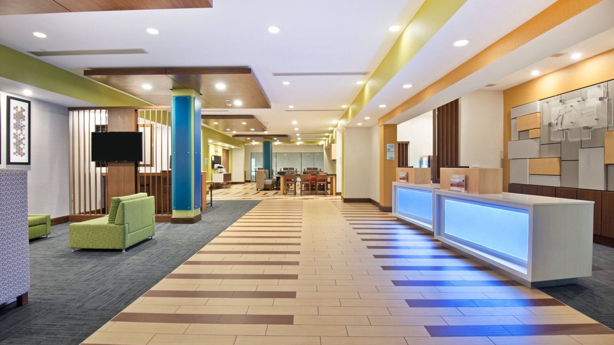 Uniontown Hotel | Holiday Inn Express & Suites Uniontown by IHG