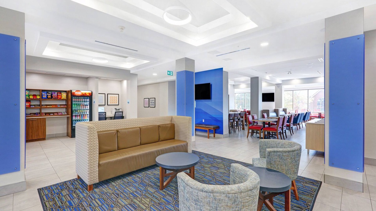 Woodstock Hotel | Holiday Inn Express & Suites Woodstock South by IHG