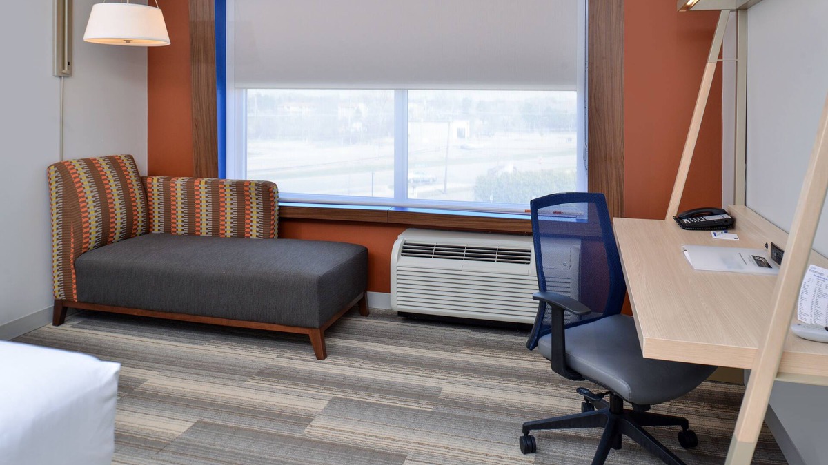 Brighton Hotel | Holiday Inn Express & Suites Brighton South - US 23 by IHG