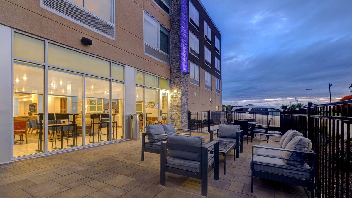 Brighton Hotel | Holiday Inn Express & Suites Brighton by IHG