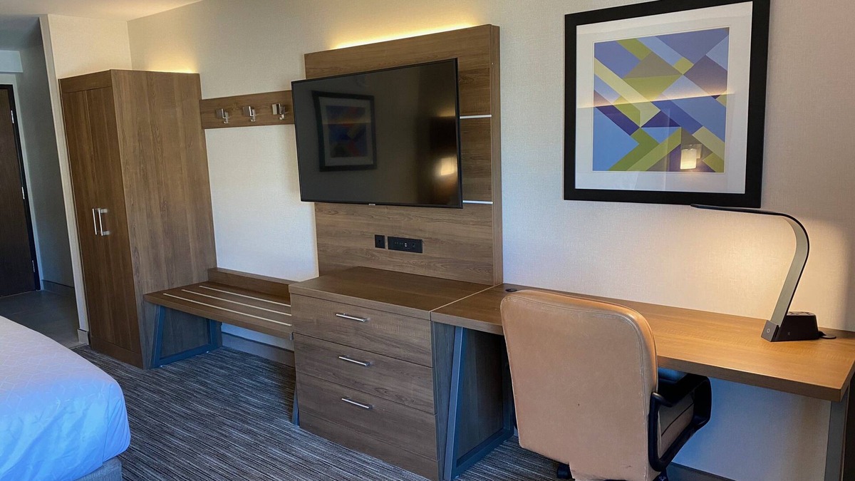 Chatsworth Hotel | Holiday Inn Express & Suites Chatsworth by IHG