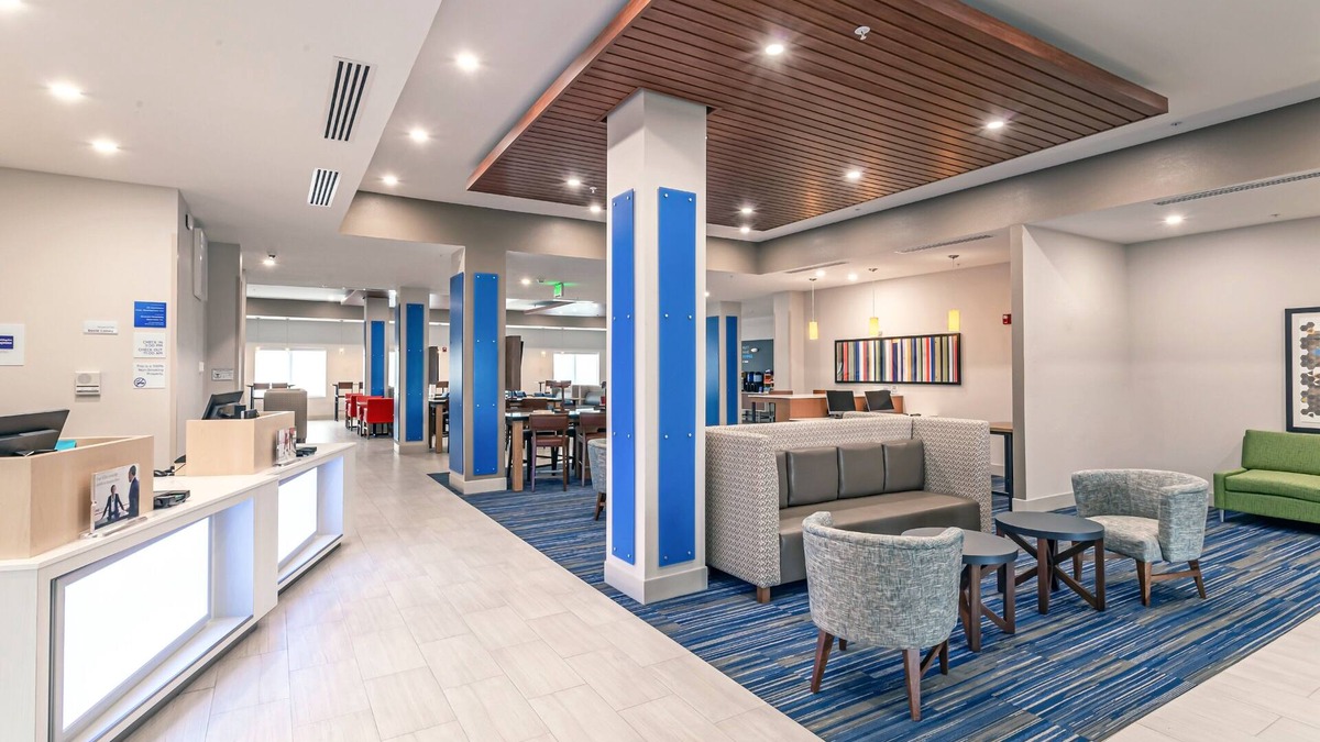Crosswoods Hotel | Holiday Inn Express & Suites Columbus - Worthington by IHG