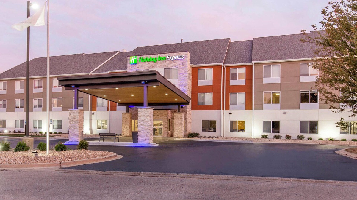 St. Charles Hotel | Holiday Inn Express & Suites Chicago West - St Charles by IHG