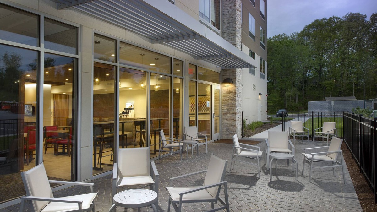 Altoona Hotel | Holiday Inn Express & Suites Altoona by IHG