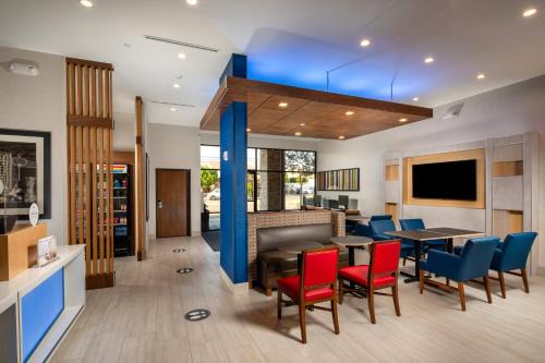 Chatsworth Hotel | Holiday Inn Express & Suites Chatsworth by IHG
