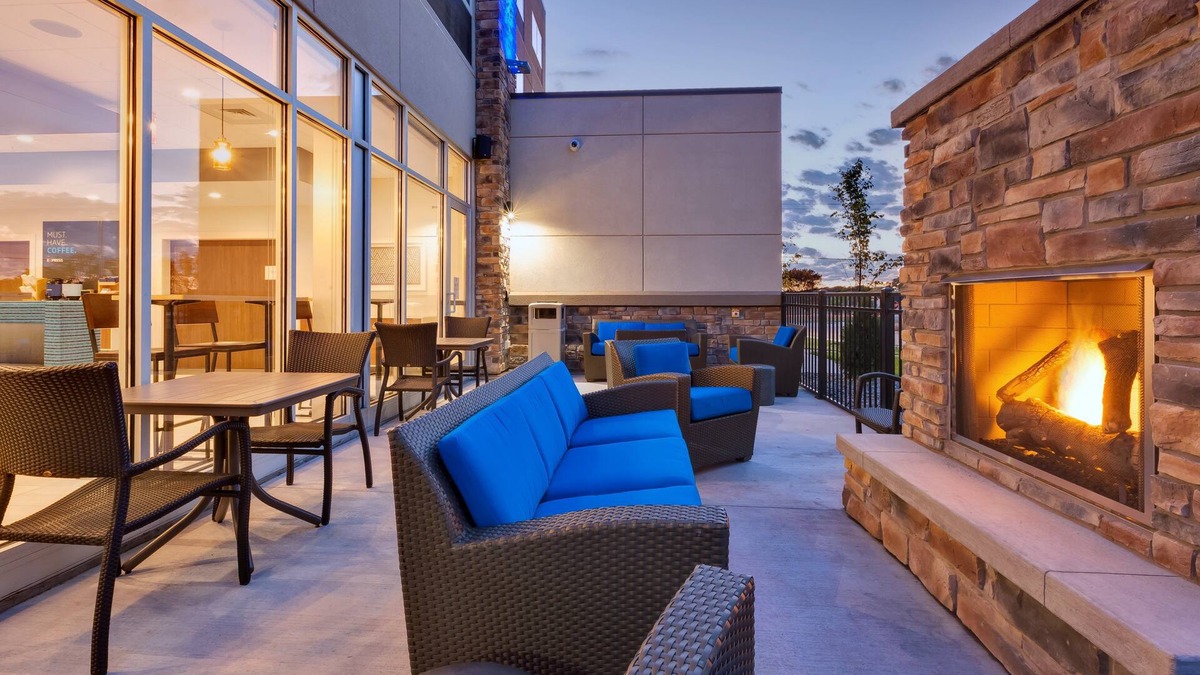 Eau Claire Hotel | Holiday Inn Express & Suites Eau Claire West I-94 by IHG