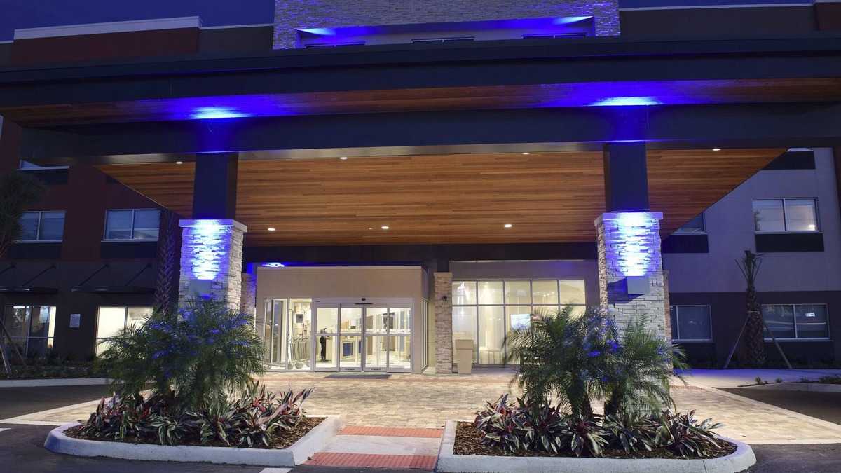 Southeast Orlando Hotel | Holiday Inn Express & Suites - Orlando - Southeast by IHG