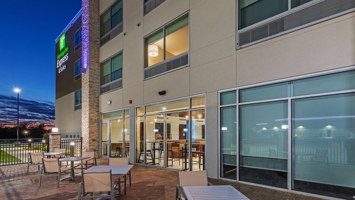 Parsons Hotel | Holiday Inn Express & Suites Parsons by IHG