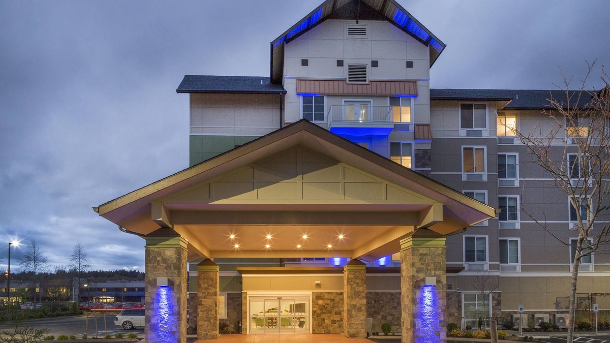 Southcenter Hotel | Holiday Inn Express & Suites Seattle South - Tukwila by IHG