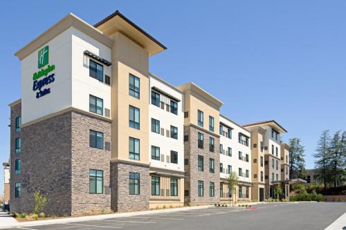 Valencia Hotel | Holiday Inn Express & Suites - Valencia - Santa Clarita by IHG