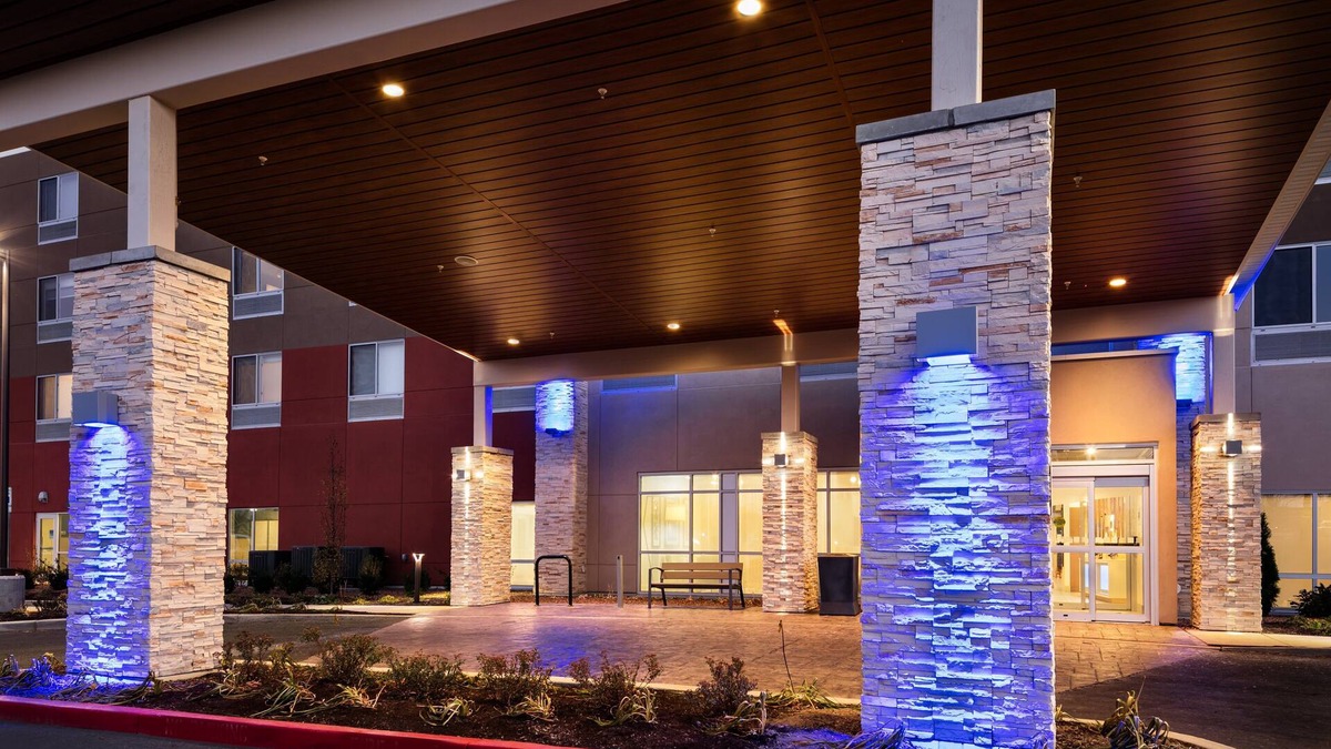 Southeast Bend Hotel | Holiday Inn Express & Suites Bend South by IHG