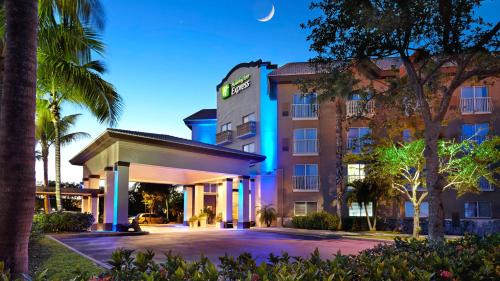 Naples Hotel | Holiday Inn Express & Suites Naples Downtown - 5th Avenue by IHG