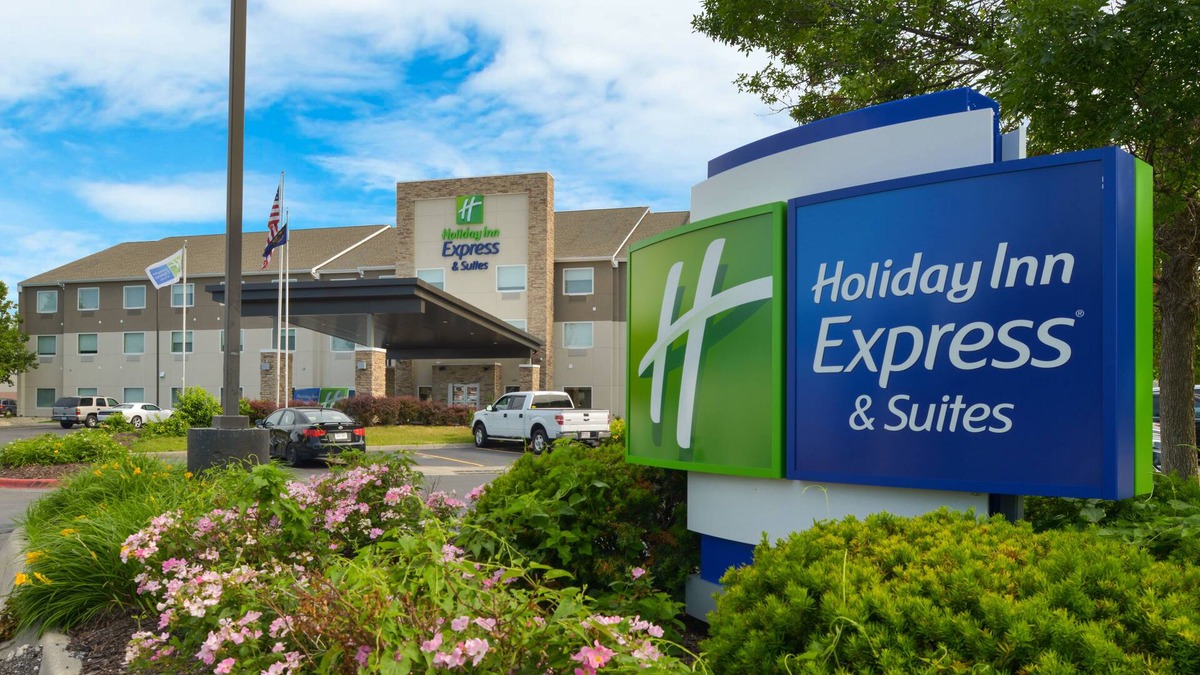 Omaha Hotel | Holiday Inn Express & Suites Omaha - 120th and Maple by IHG