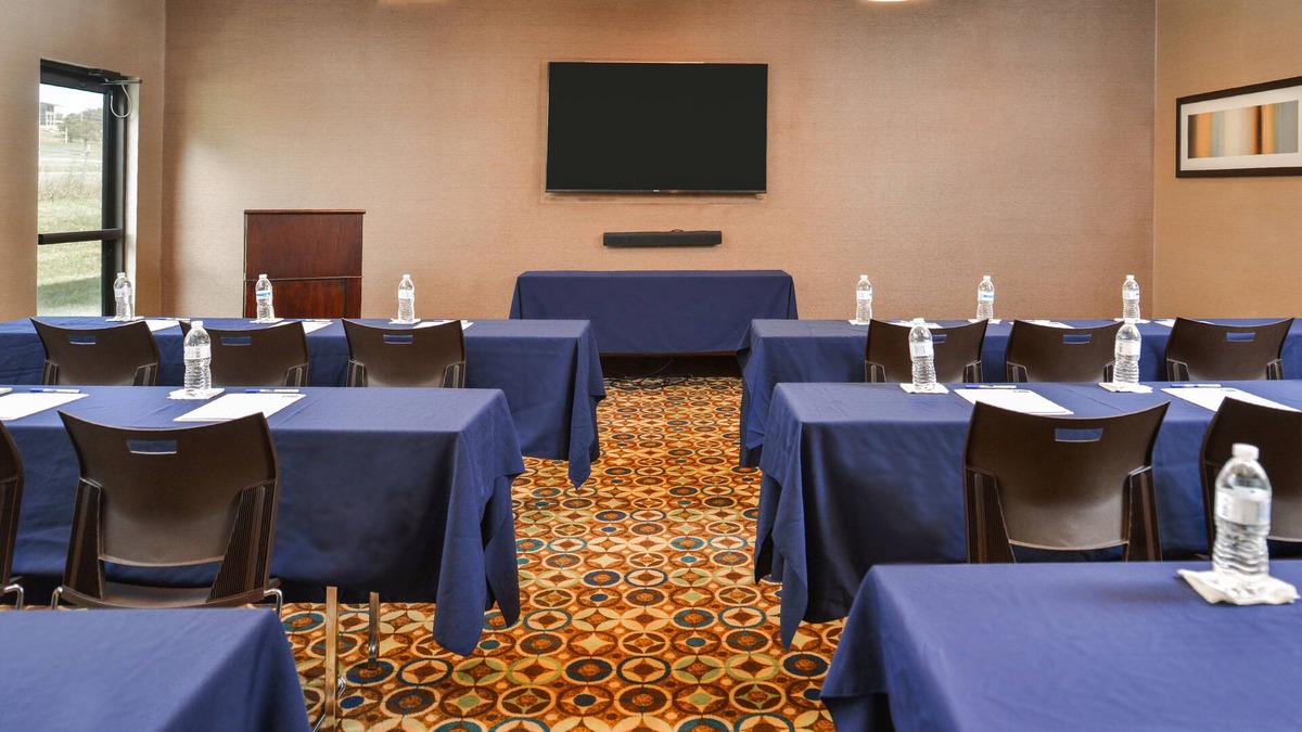 Topeka Hotel | Holiday Inn Express & Suites Topeka West I-70 Wanamaker by IHG