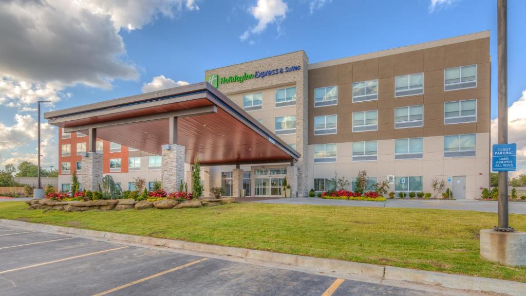 Tulsa Hotel | Holiday Inn Express & Suites Tulsa Midtown by IHG