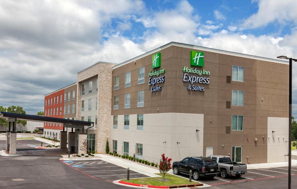 South Tulsa Hotel | Holiday Inn Express & Suites Tulsa South - Woodland Hills by IHG
