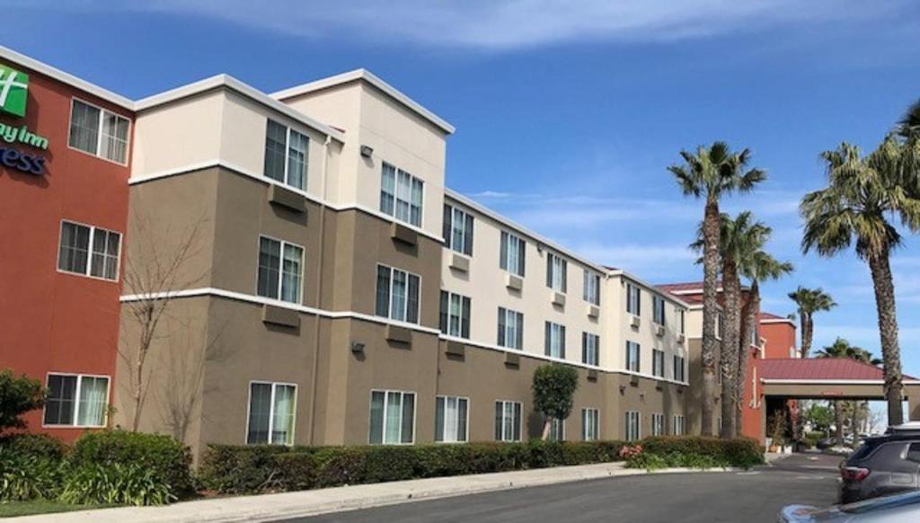 Tracy Hotel | Holiday Inn Express & Suites Tracy by IHG