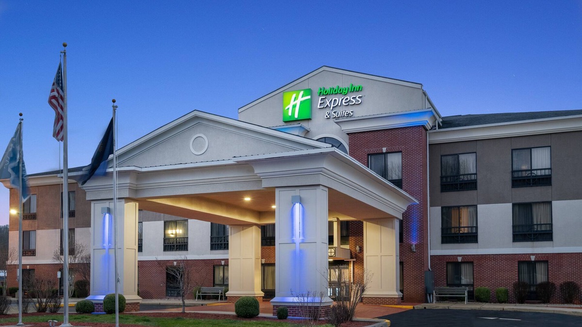Summit Hotel | Holiday Inn Express & Suites Ashland by IHG