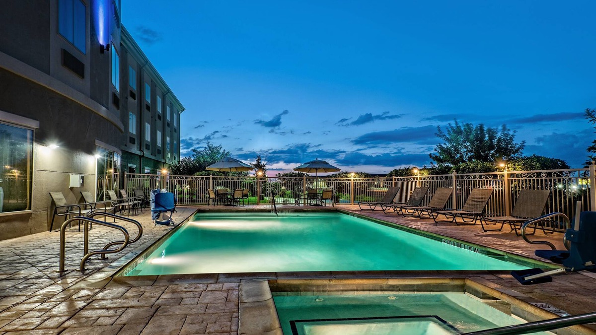 Cotulla Hotel | Holiday Inn Express & Suites Cotulla by IHG