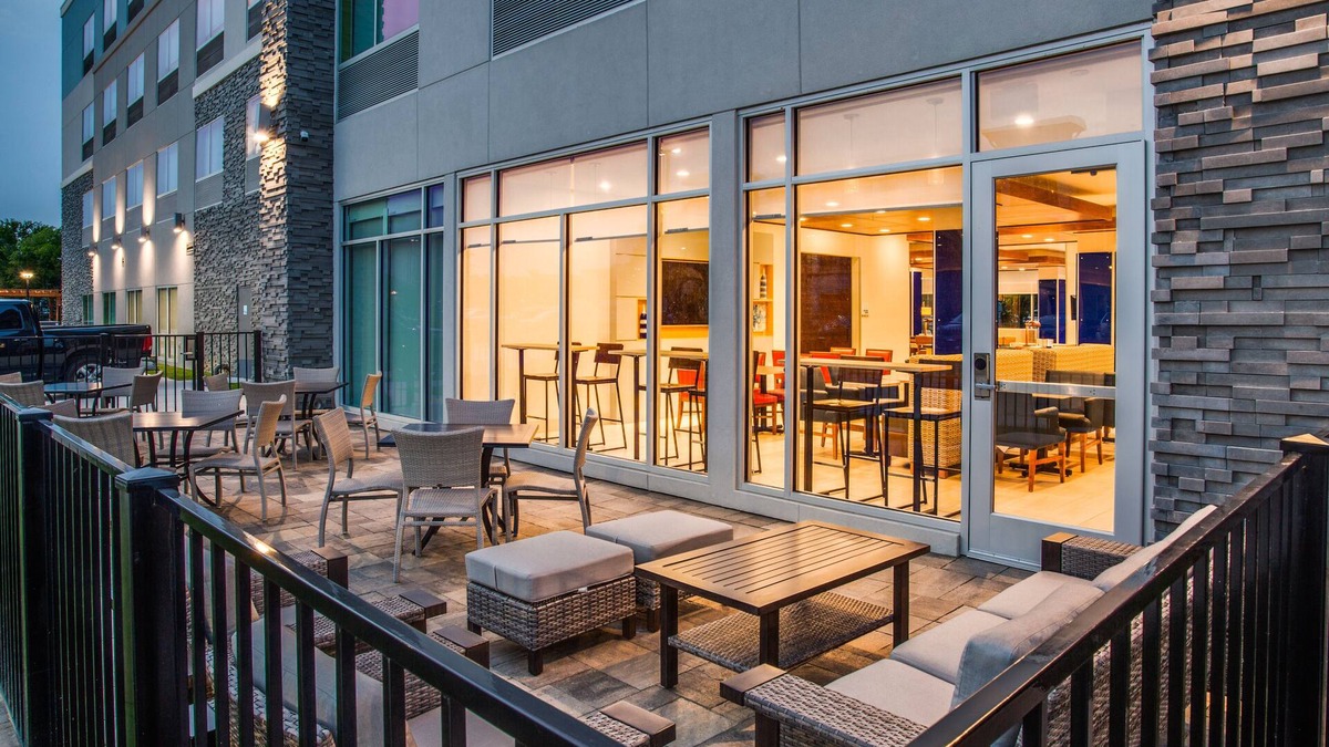 Denton Hotel | Holiday Inn Express & Suites Denton South by IHG