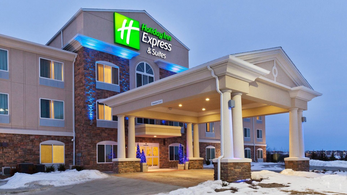 Chalco Hotel | Holiday Inn Express & Suites Omaha I-80 by IHG