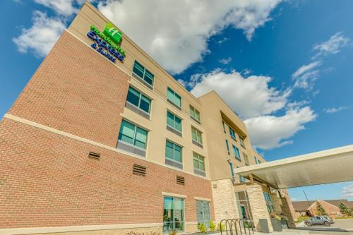 Okemos Hotel | Holiday Inn Express & Suites Okemos - University Area by IHG