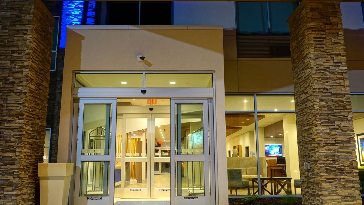 Millard Hotel | Holiday Inn Express & Suites Omaha - Millard Area by IHG
