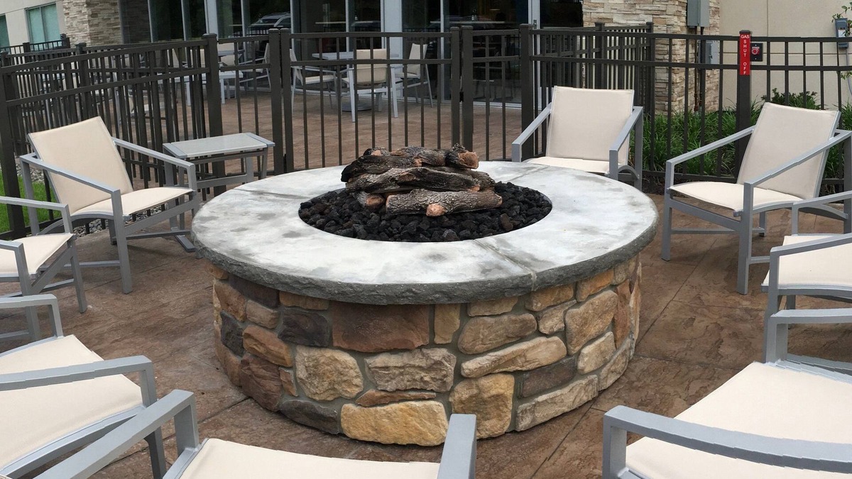 Oswego Hotel | Holiday Inn Express & Suites Oswego by IHG