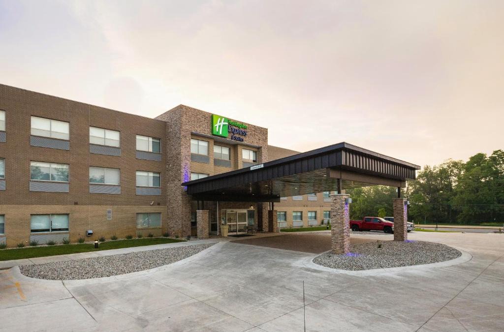 Portage Hotel | Holiday Inn Express & Suites - Portage by IHG
