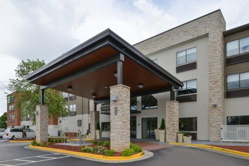 Southeast Raleigh Hotel | Holiday Inn Express & Suites Raleigh NE - Medical Ctr Area by IHG