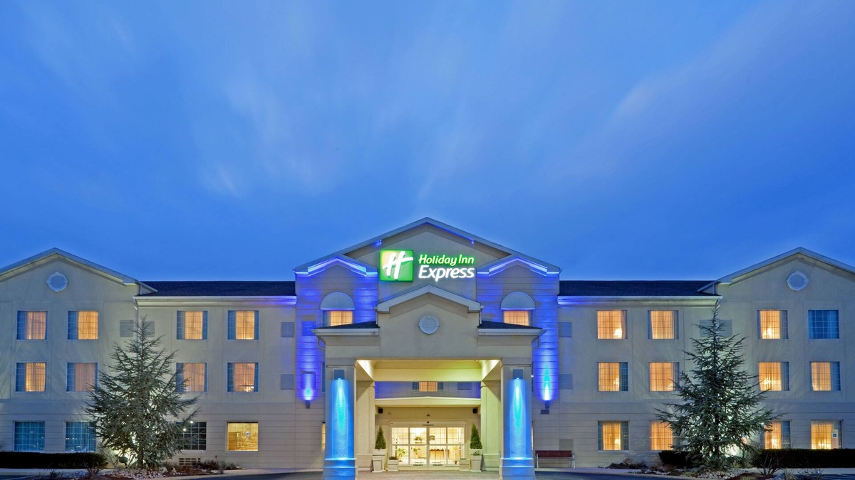 Reading Hotel | Holiday Inn Express & Suites Reading by IHG